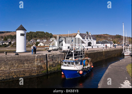 Corpach Schlösser an der Caledonian Canal in der Nähe von Fort William in Schottland mit einem Fischerboot vorbei ins Loch Linnhe Stockfoto