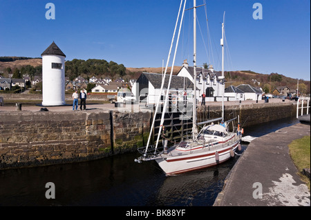 Corpach Schlösser an der Caledonian Canal in der Nähe von Fort William in Schottland mit einem Segelboot in Loch Linnhe Stockfoto