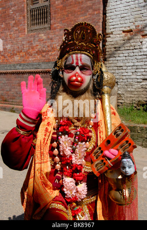 UNESCO-Welterbe, Hinduismus, Porträt von ein Sadhu gebildet als der Affengott Hanuman, Maske, Pashupatinath Tempel, Kathmandu, Stockfoto