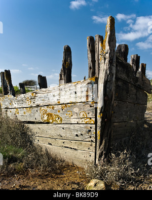 Ruine auf einem Holzboot entlang dem Fluss Adur Stockfoto