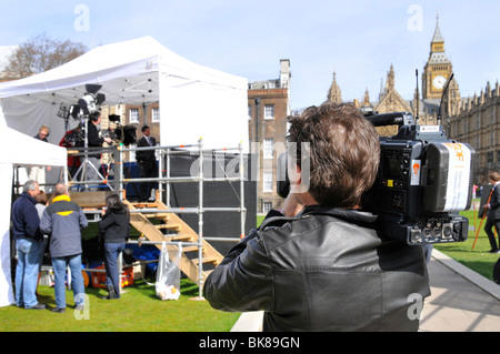 Der deutsche Kameramann filmt das BBC-Interview-Podium vor den Häusern des Parliament College Green Westminster London England UK Stockfoto