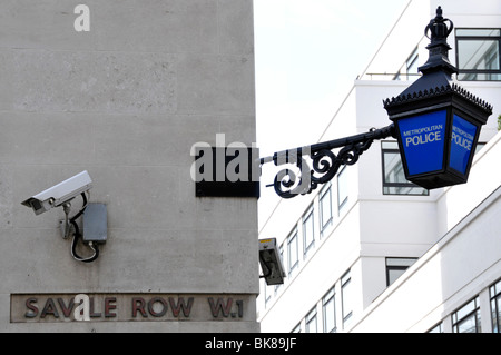 CCTV-Kamera an der Wand der Savile Row Polizeistation montiert Stockfoto