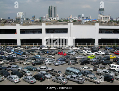 Parkende Autos auf einem Parkplatz in Bangkok, Thailand, Asien Stockfoto