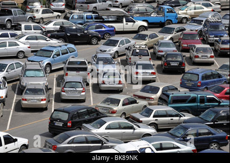 Parkende Autos auf einem Parkplatz in Bangkok, Thailand, Asien Stockfoto