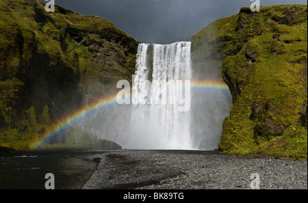 Skogarfoss Wasserfall mit Regenbogen, Island, Europa Stockfoto