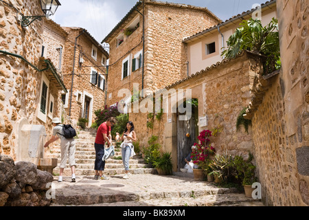 Gasse in Fornalutx, Mallorca, Mallorca, Balearen, Spanien, Europa Stockfoto