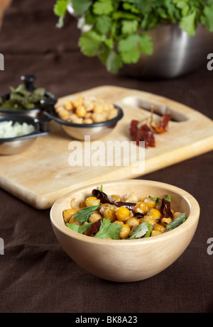 Köstliche Vorspeise mit Kichererbsen, Koriander und getrocknete Chilischoten Stockfoto