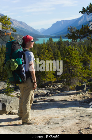 Junge Frau genießen Blick auf Lake Bennett, Wandern, Wandern, Wanderer mit Rucksack, historische Chilkoot Pass Chilkoot Trail, Yu Stockfoto