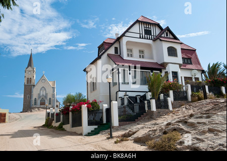 Die Felsenkirche und deutschen Stilhaus aus Dimantberg Street in Lüderitz, Namibia Stockfoto