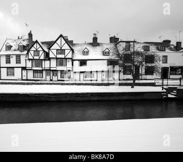 Schwarzen & weiße Bild von denkmalgeschützten Häusern entlang dem Fluss Stour schneebedeckt in Canterbury, Kent, UK. Stockfoto