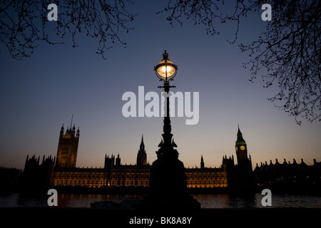 Elizabeth Turm inmitten der gotischen Architektur von Großbritanniens Houses of Parliament, von der Böschung bei Sonnenuntergang gesehen. Stockfoto