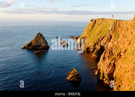 Nördlichen Leuchtturm in der Abendsonne von Fair-Isle, Shetland, Schottland, Vereinigtes Königreich, Europa Stockfoto