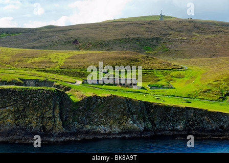 Blick auf den südlichen Hafen und Fair Isle Bird Observatory, FIBO, Fair Isle, Shetland, Schottland, Vereinigtes Königreich, Europa Stockfoto