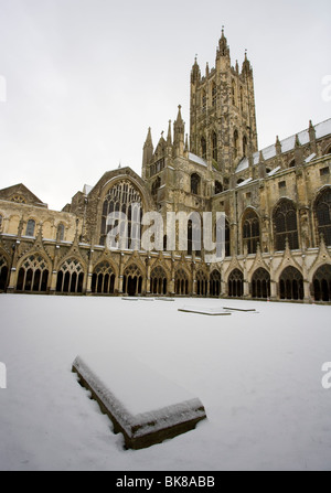 Die Kathedrale von Canterbury mit Schnee in Canterbury, Kent, UK bedeckt. Stockfoto