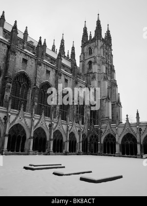 Die Kathedrale von Canterbury mit Schnee in Canterbury, Kent, UK bedeckt. Stockfoto