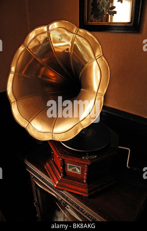 Altes Grammophon mit einem Horn auf einer Kommode, St. Margarets Bay, Kent, England, Vereinigtes Königreich, Europa Stockfoto