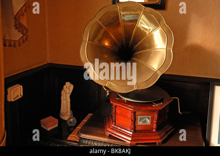 Altes Grammophon mit einem Horn, St. Margarets Bay, Kent, England, Vereinigtes Königreich, Europa Stockfoto