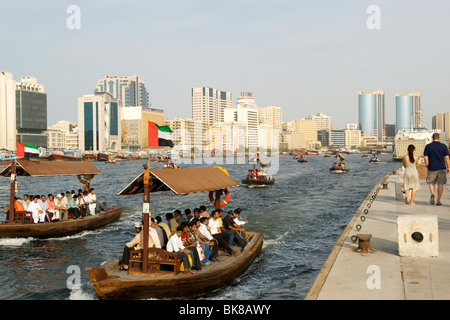 Abra Wassertaxis am Dubai Creek in Dubai in den Vereinigten Arabischen Emiraten. Stockfoto