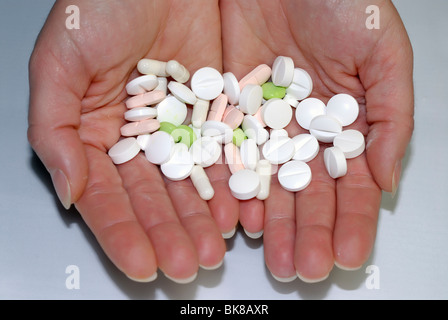 Tabletten und Pillen auf Händen Stockfoto