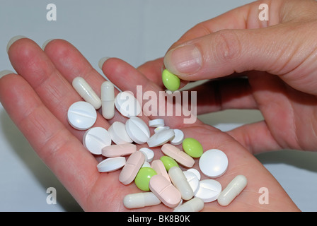 Tabletten und Pillen auf einer hand Stockfoto
