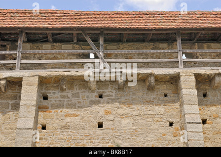 Gehweg entlang der historischen Stadtmauer am Schrannenplatz, Teilansicht, Rothenburg Ob der Tauber, Bayern, Deutschland, Europa Stockfoto