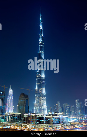 Nächtliche Aussicht auf 818 Meter hohen Burj Khalifa, das höchste Gebäude der Welt (Stand Januar 2010) in Dubai, den Vereinigten Arabischen Emiraten. Stockfoto