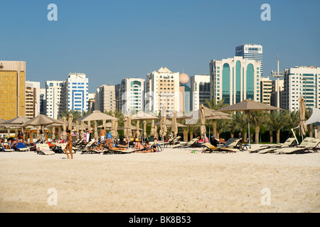 Der Strand und die Gebäude in Abu Dhabi in den Vereinigten Arabischen Emiraten. Stockfoto