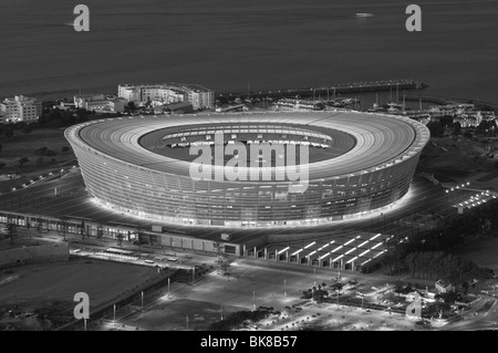 Blick auf das fertige Green Point Stadion in der Nacht vom Signal Hill. Konstruiert für die WM 2010, Cape Town, Südafrika Stockfoto