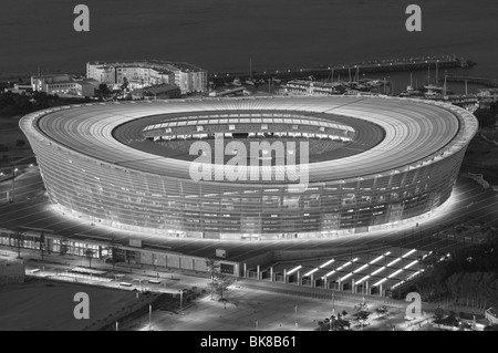 Blick auf das fertige Green Point Stadion in der Nacht vom Signal Hill. Konstruiert für die WM 2010, Cape Town, Südafrika Stockfoto