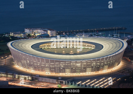 Blick auf das fertige Green Point Stadion in der Nacht vom Signal Hill. Konstruiert für die WM 2010, Cape Town, Südafrika Stockfoto