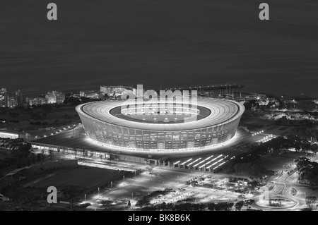 Blick auf das fertige Green Point Stadion in der Nacht vom Signal Hill. Konstruiert für die WM 2010, Cape Town, Südafrika Stockfoto