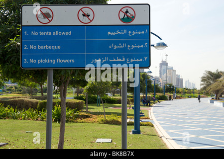 Melden Sie sich mit Einschränkungen entlang der Corniche von Abu Dhabi. Stockfoto