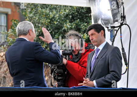 Close-up-Filme von Kameraoperatoren BBC-Moderator Jon John Jonathan Sopel interviewte Innenminister Alan Johnson 2010 UK General Election London England Stockfoto