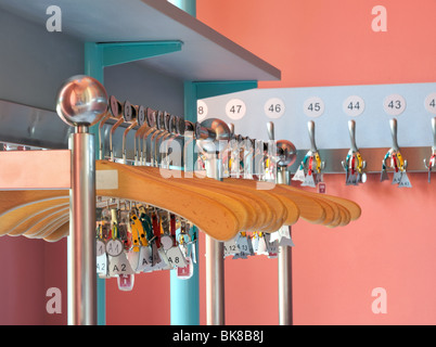 Garderobe mit leere Kleiderbügel Stockfoto