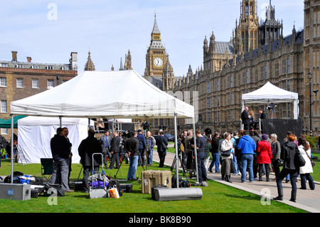 Fernsehsender von Nachrichtenbesatzungen und Zuschauern auf College Green während der Parlamentswahl 2010 und Big Ben Westminster London England UK Stockfoto