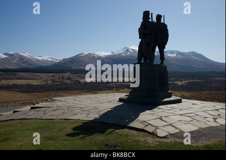 Commando-Denkmal, Spean Bridge, nördlich von Fort William, mit der Ben Nevis Bergkette hinter, Schottisches Hochland, Schottland Stockfoto