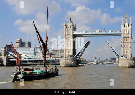 Thames Schiff nähert sich Tower Bridge Stockfoto