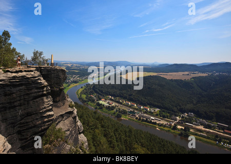 Blick vom Mt. Lilienstein nach Bad Schandau und die Elbe Elbsandsteingebirge Elbsandsteingebirge in den Nationalp Stockfoto