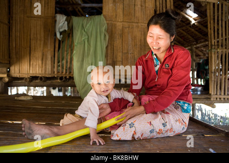 Mutter und Kind in ihrer Heimat Bambus im Mae La Flüchtlingslager für burmesische Flüchtlinge. Stockfoto