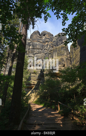 Schauen Sie sich ein Teil der Schrammsteine Felsformation mit Wanderweg, Elbsandsteingebirge Elbsandsteingebirge, Nationalpar Stockfoto