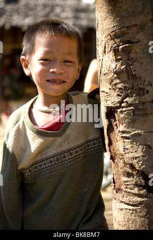 Ein junge Karen Refugee im Mae La Flüchtlingslager für burmesische Flüchtlinge im Norden Thailands. Stockfoto