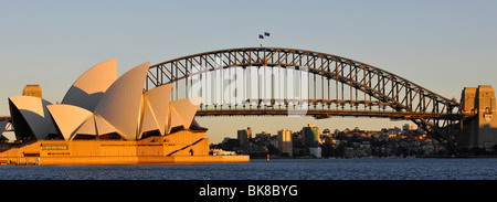 Panorama von Sydney Opera House, Sydney Harbour Bridge, bei Sonnenaufgang, Sydney, New South Wales, Australien Stockfoto