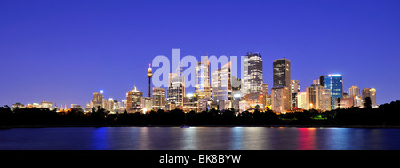 Panorama von Sydneys Skyline vor der Morgendämmerung, Fernsehturm, Central Business District, Nacht, Sydney, New South Wales, Australien Stockfoto