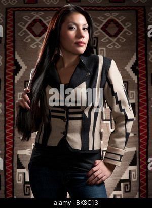 Indianische Frau trägt ein ausgestattet Bolero aus einer Cheyenne Eagle Decke erstellt. Stockfoto