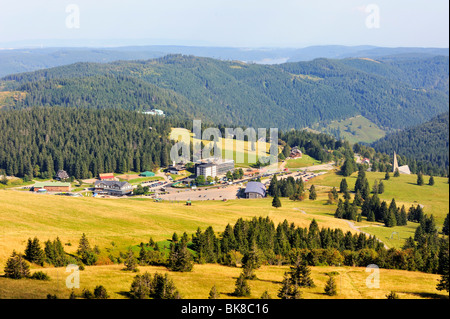 Blick vom Seebuck Gipfel auf Feldberg Berg bis das Touristenzentrum, Regierungsbezirk Freiburg, Baden-Württemberg, Stockfoto