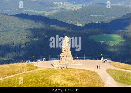 Blick in Richtung der 1450 m hohen Seebuck Gipfel auf Feldberg Berg mit dem Bismarck-Denkmal und Aussichtsplattform, administrative Stockfoto