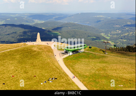 Blick in Richtung der 1450 m hohen Seebuck Gipfel auf Feldberg Berg mit der Bismarck-Denkmal und Seilbahn-Station, administrative Stockfoto