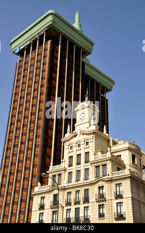 Alte Turmuhr vor den Torres de Colón Gebäude auf der Plaza de Colón, Madrid, Spanien, Iberische Halbinsel, Europa Stockfoto