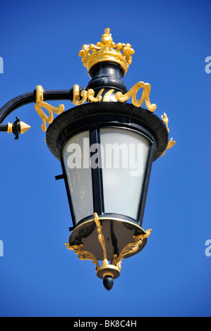 Straßenlaternen auf dem Gelände der Palacio Real, Königspalast, Madrid, Spanien, Iberische Halbinsel, Europa vergoldet Stockfoto