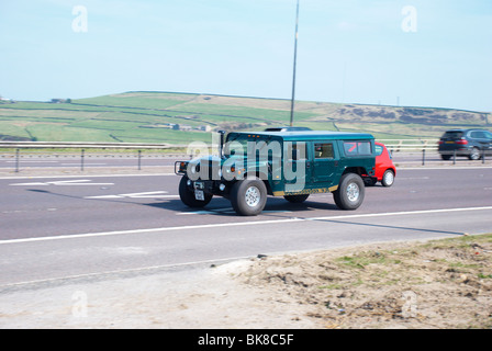 Grün Humvee (Hummer) auf die Autobahn M62 (in der Nähe von Outlane, Huddersfield) Stockfoto